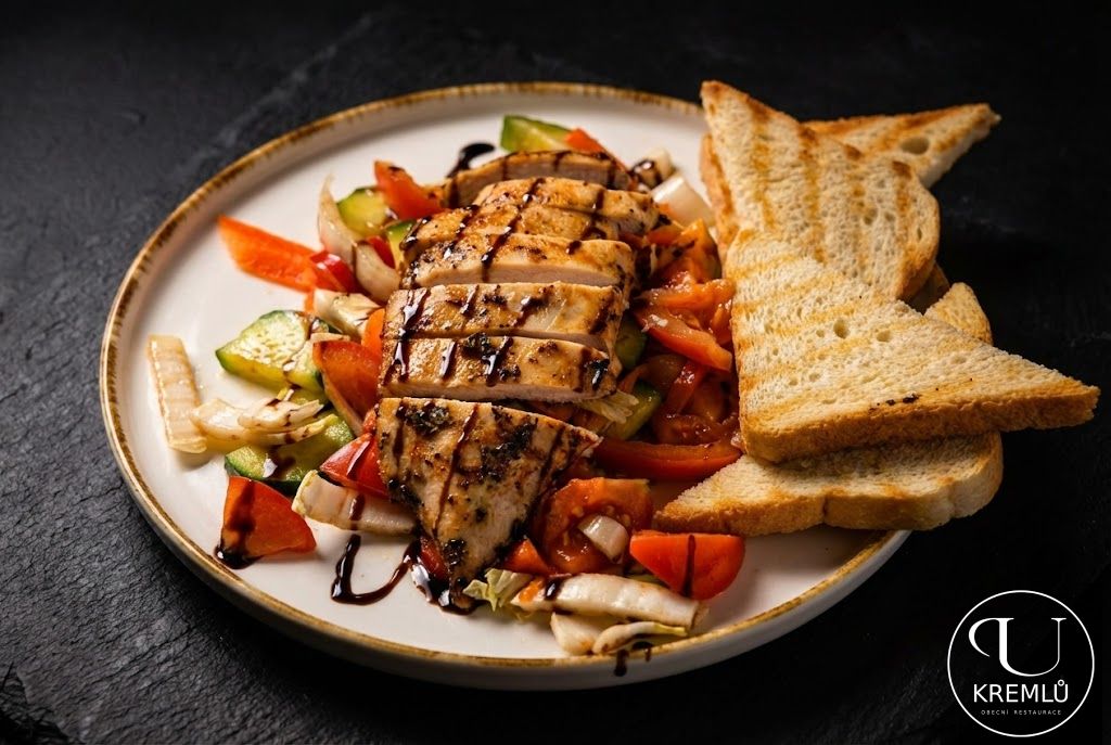 150g Zeleninový salát s kuřecím masem, toast